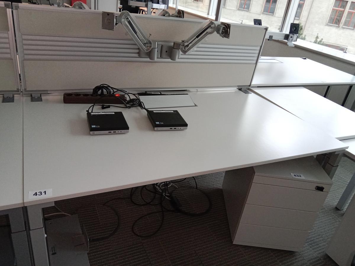 Doppelarbeitsplatz von Steelcase bestehend aus 2 Schreibtischen mit je 160x90cm, inkl. Trennwand