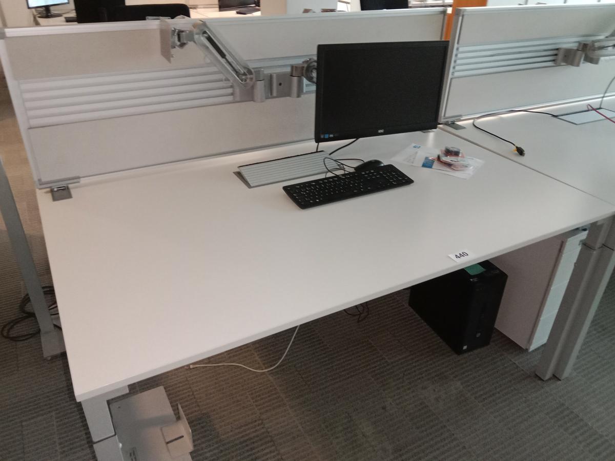 Doppelarbeitsplatz von Steelcase bestehend aus 2 Schreibtischen mit je 160x90cm, inkl. Trennwand