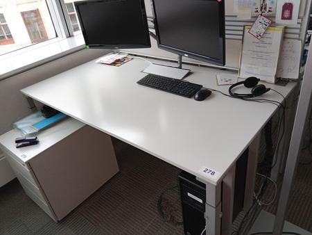 Steelcase Schreibtisch, ca. 160x90cm, wei, mit Rckwand, mit EDV Klappe
