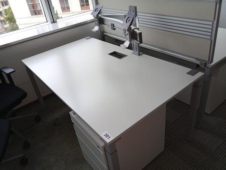 Steelcase Schreibtisch, ca. 160x90cm, wei, ohne Rckwand, mit EDV Klappe