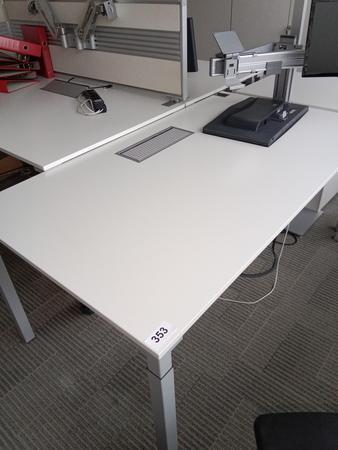 Steelcase Schreibtisch, ca. 160x90cm, wei, ohne Rckwand, mit EDV Klappe
