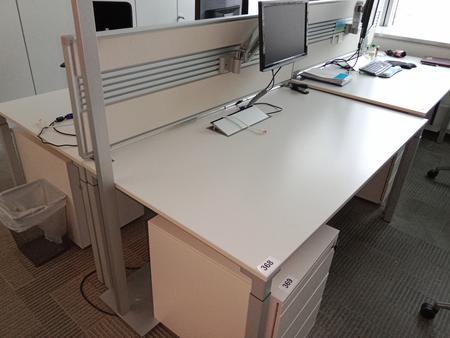Doppelarbeitsplatz von Steelcase bestehend aus 2 Schreibtischen mit je 160x90cm, inkl. Trennwand