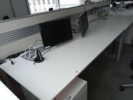 Steelcase Schreibtisch, ca. 160x90cm, wei, ohne Rckwand, mit EDV Klappe