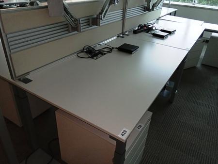 Doppelarbeitsplatz von Steelcase bestehend aus 2 Schreibtischen mit je 160x90cm, inkl. Trennwand