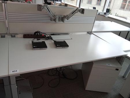 Doppelarbeitsplatz von Steelcase bestehend aus 2 Schreibtischen mit je 160x90cm, inkl. Trennwand