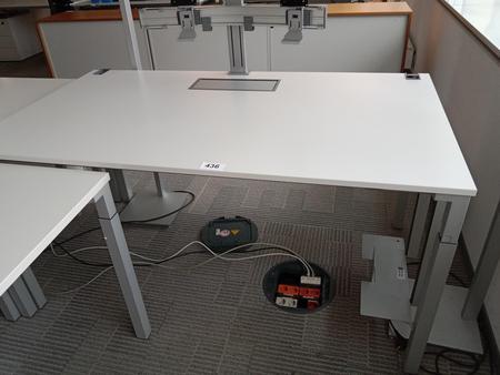 Steelcase Schreibtisch, ca. 160x90cm, wei, ohne Rckwand, mit EDV Klappe