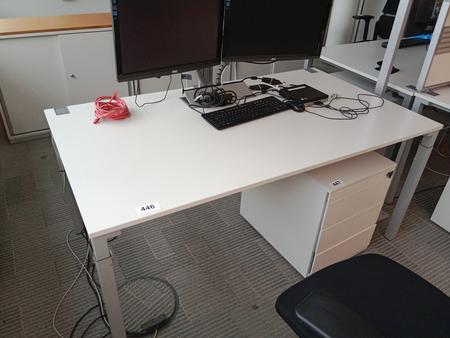 Steelcase Schreibtisch, ca. 160x90cm, wei, ohne Rckwand, mit EDV Klappe