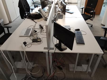 Doppelarbeitsplatz von Steelcase bestehend aus 2 Schreibtischen mit je 160x90cm, inkl. Trennwand