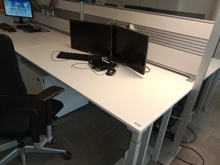 Doppelarbeitsplatz von Steelcase bestehend aus 2 Schreibtischen mit je 160x90cm, inkl. Trennwand