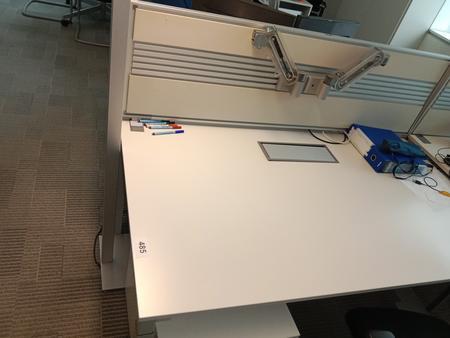 Doppelarbeitsplatz von Steelcase bestehend aus 2 Schreibtischen mit je 160x90cm, inkl. Trennwand