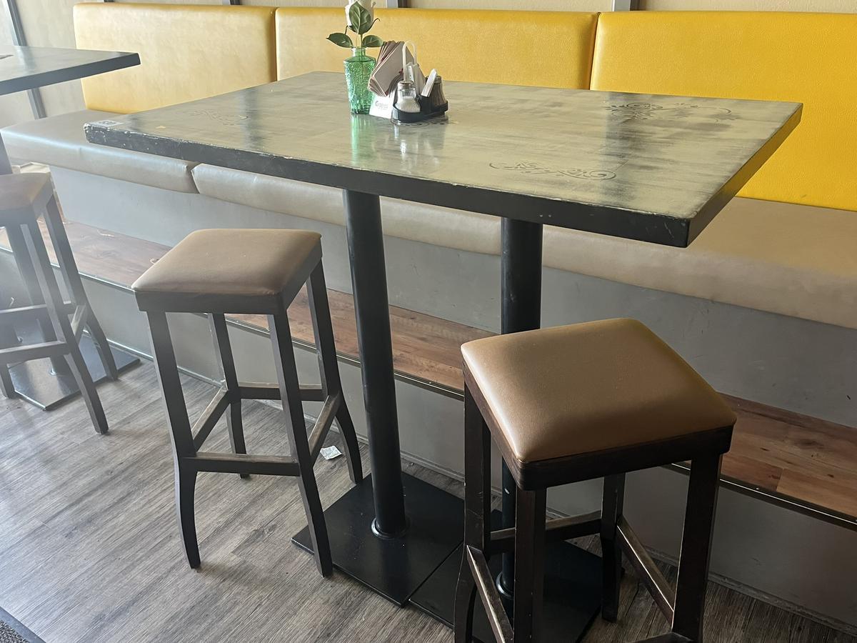 Stehtisch ca. 120/70 cm mitt 2 Barhockern?d=2025-10-03 02:25:31