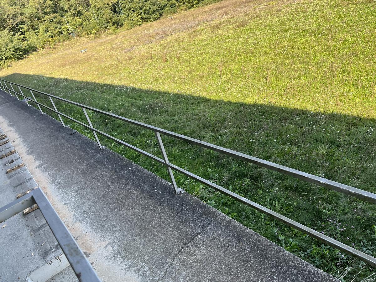 ca. 90 lfm Metall-Schutzgeländer mit einer Bauhöhe von ca.100 cm - Selbstabbau durch den Käufer