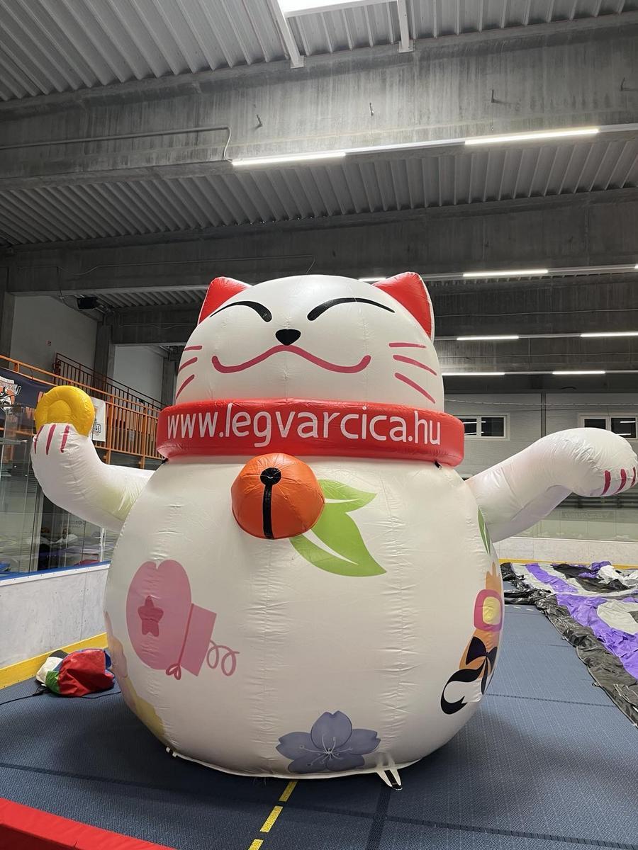 4 m hohe Katzenfiguren mit Gebläse