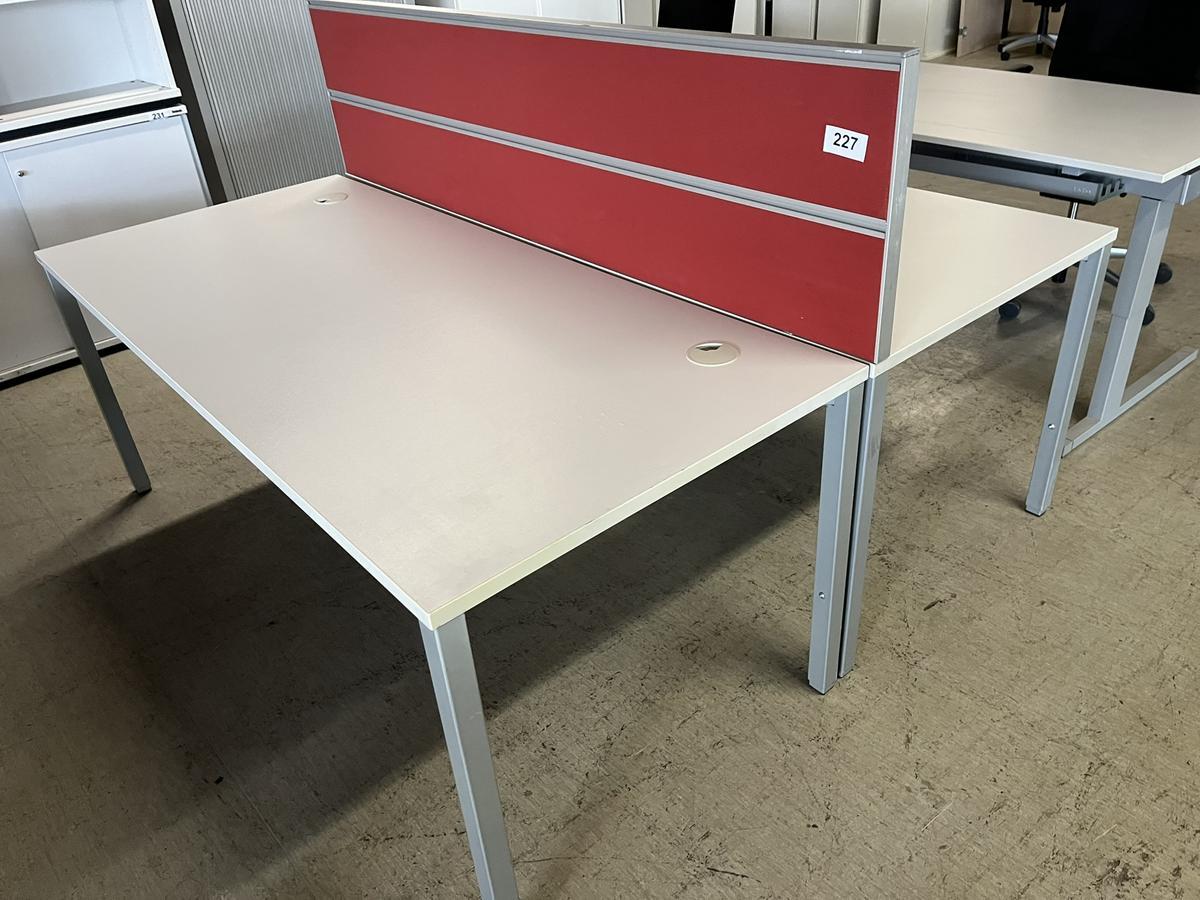 Doppel-,Arbeitsplatz je 180/80 cm mit Trennwand