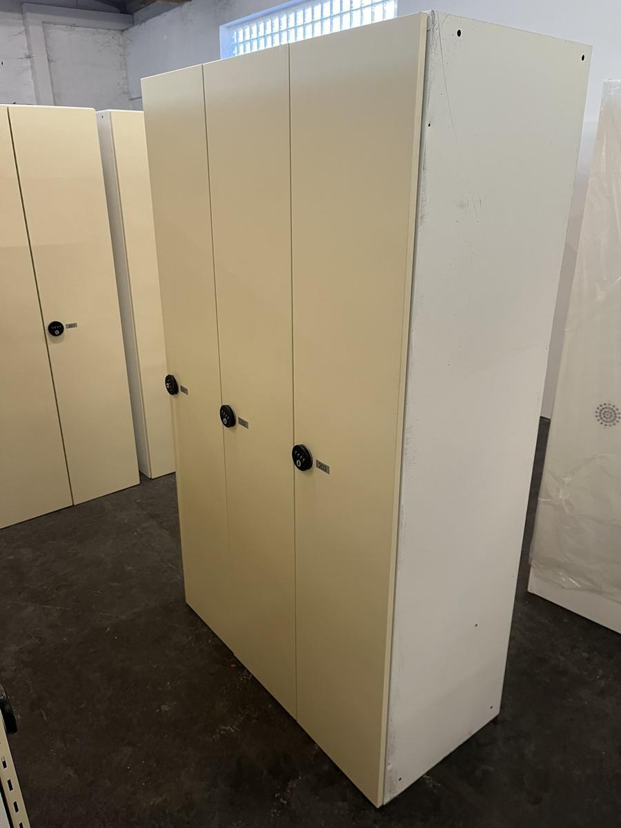 ERKA 3-teiliger Garderobenschrank mit PIN CODE Schloss?d=2025-11-04 22:50:49