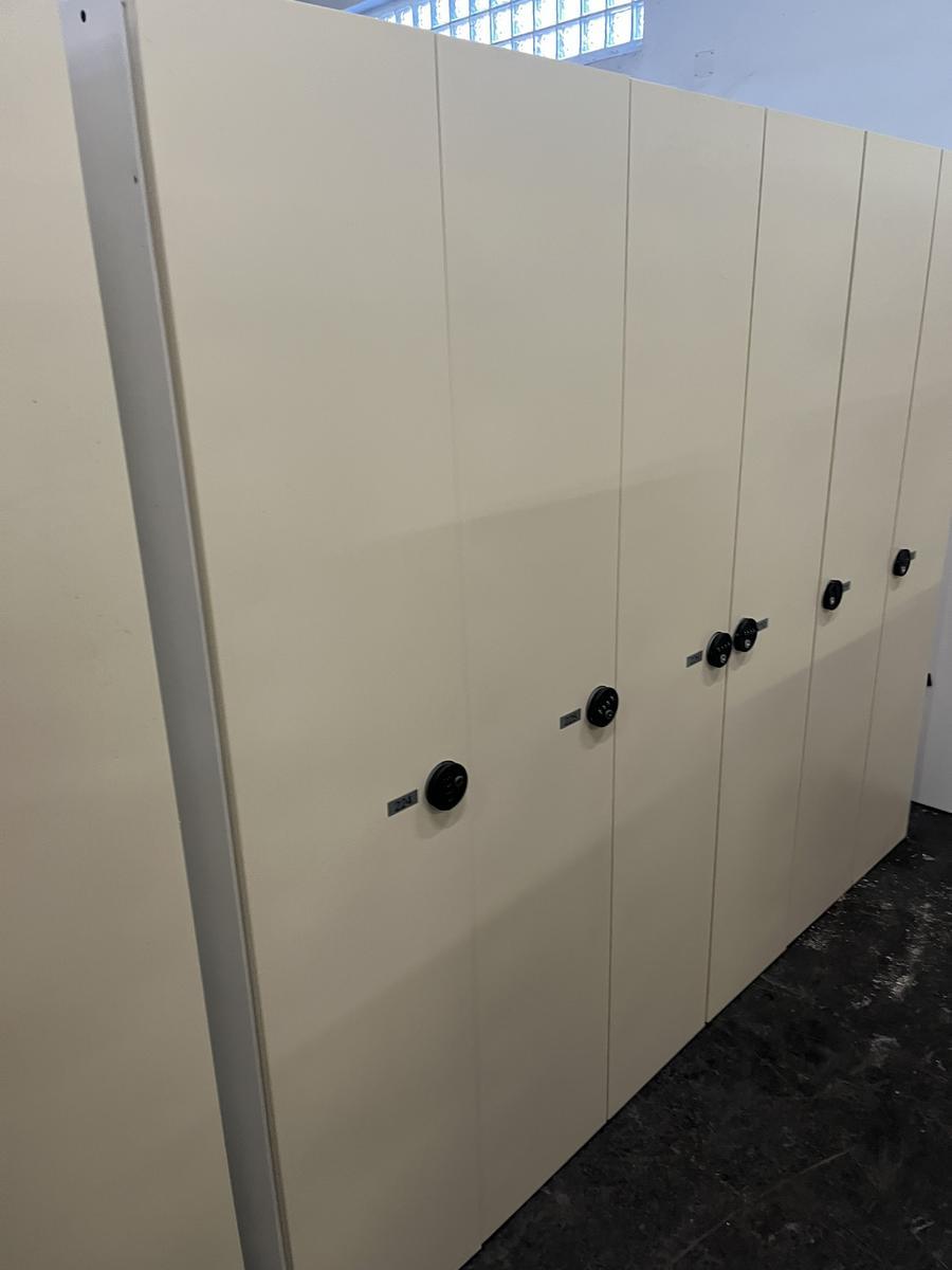 ERKA 3-teiliger Garderobenschrank mit PIN CODE Schloss?d=2025-11-04 22:50:50