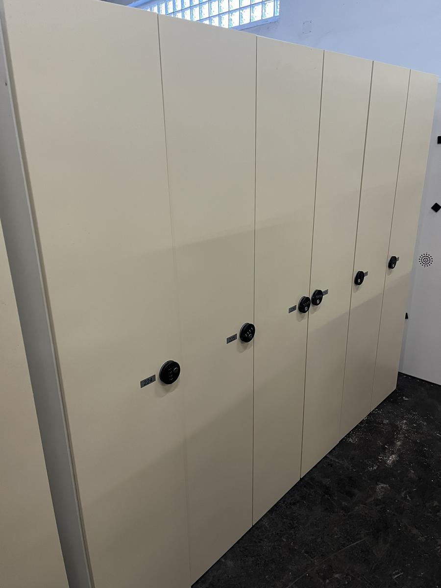 ERKA 3-teiliger Garderobenschrank mit PIN CODE Schloss?d=2025-11-04 22:49:43