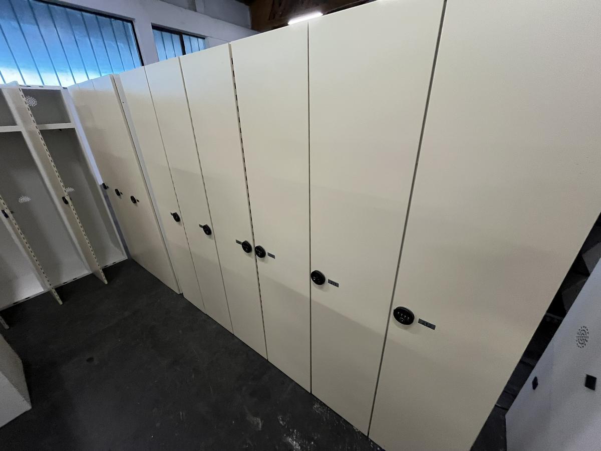 ERKA 3-teiliger Garderobenschrank mit PIN CODE Schloss?d=2025-11-04 22:49:41