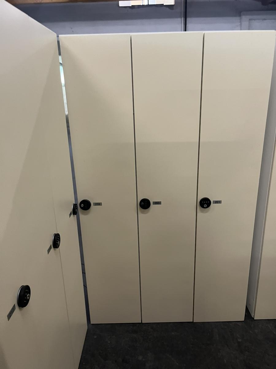 ERKA 3-teiliger Garderobenschrank mit PIN CODE Schloss?d=2025-11-05 01:21:33