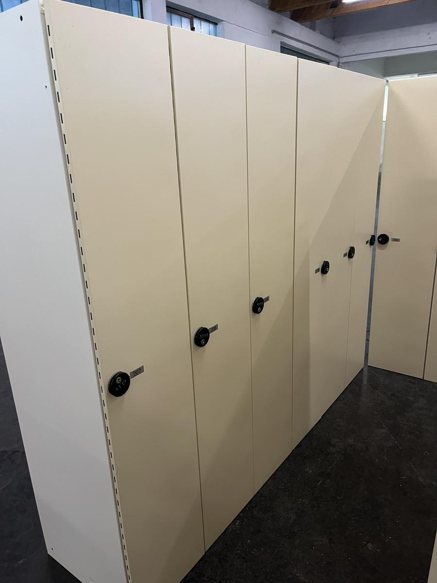 ERKA 3-teiliger Garderobenschrank mit PIN CODE Schloss?d=2025-11-04 22:49:41