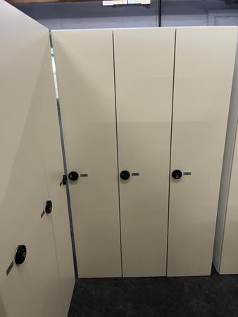 ERKA 3-teiliger Garderobenschrank mit PIN CODE Schloss,1040/500/750 mm mit Ablagfach,Hngeschiene,2 Lftungen