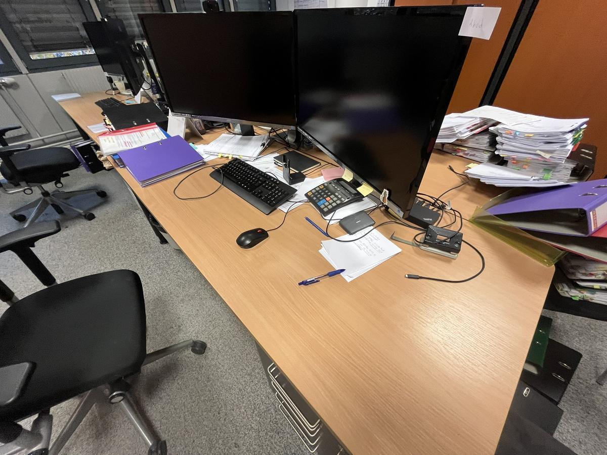 Schreibtisch ca. 200/80 cm?d=2025-11-06 13:46:49