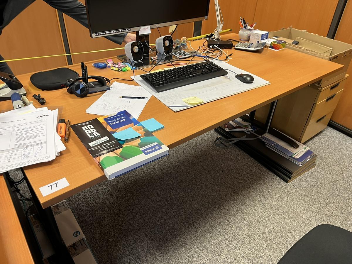 Schreibtisch ca. 180/90 cm?d=2025-11-06 13:48:23