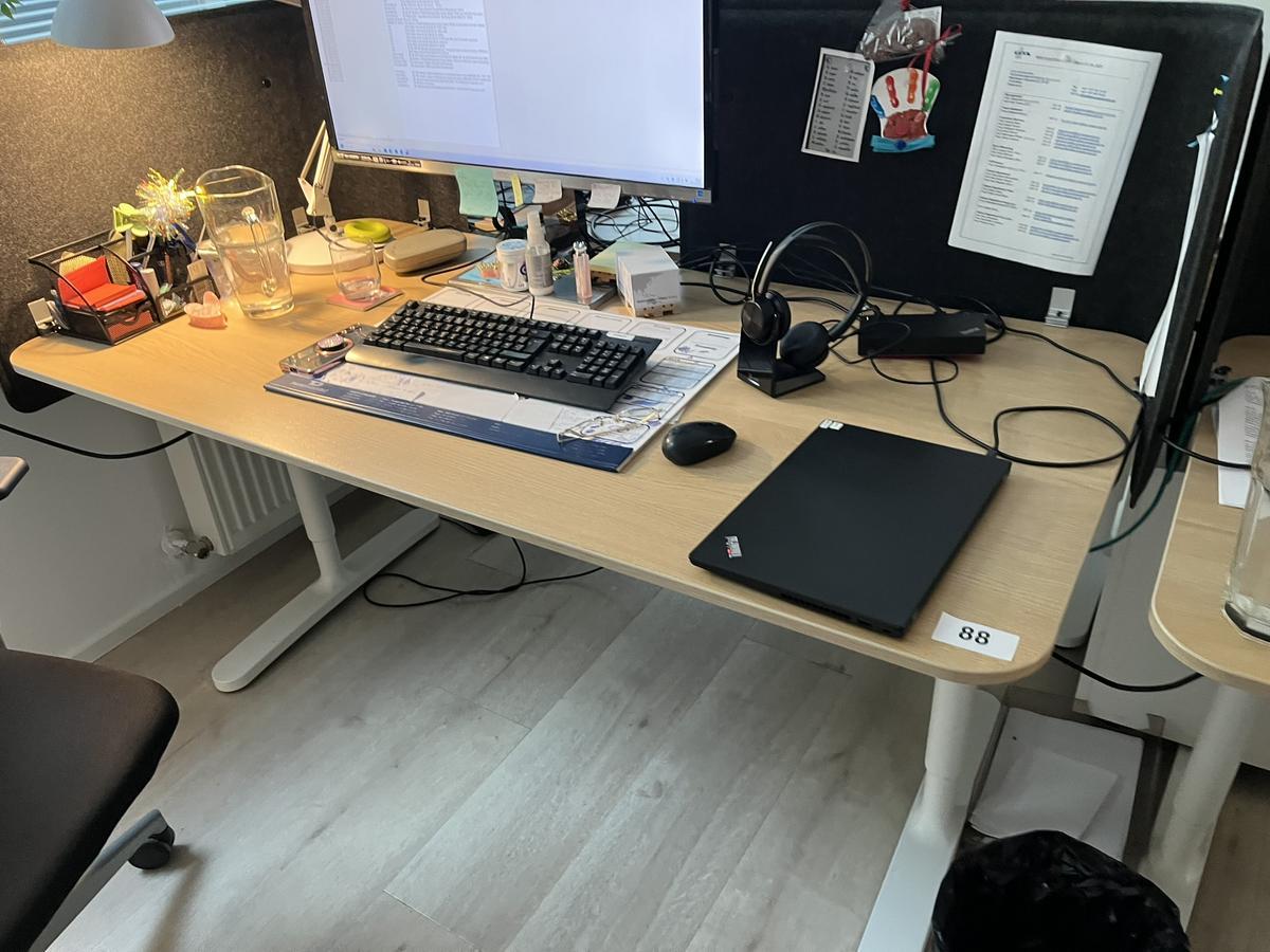 Schreibtisch mit Schutzwand ca. 160/80 cm?d=2025-11-06 13:46:49