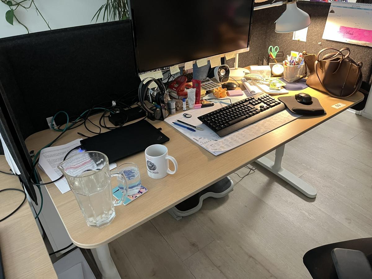 Schreibtisch mit Schutzwand ca. 160/80 cm?d=2025-11-06 13:46:51