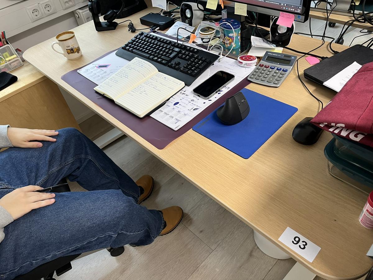 Schreibtisch mit Schutzwand ca. 160/80 cm?d=2025-11-06 13:46:50