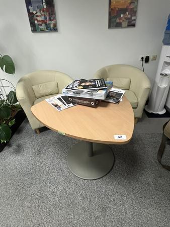 2 Sitzsofa plus 1 Empfangstisch ca. 90 cm 2 Sitzsofa plus 1 Empfangstisch ca. 90 cm