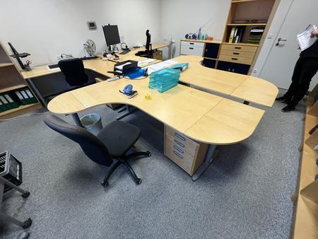 2 Stück Schreibtische geschwungen je ca. 160/200 cm 2 Stück Schreibtische geschwungen je ca. 160/200 cm