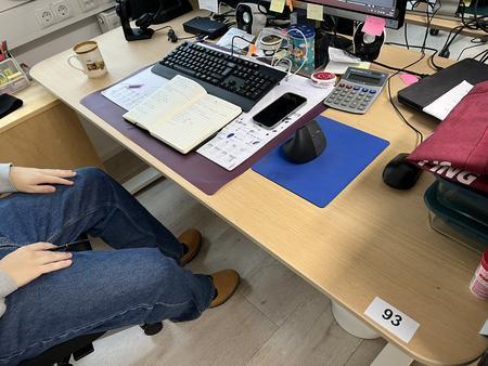 Schreibtisch mit Schutzwand ca. 160/80 cm Schreibtisch mit Schutzwand ca. 160/80 cm