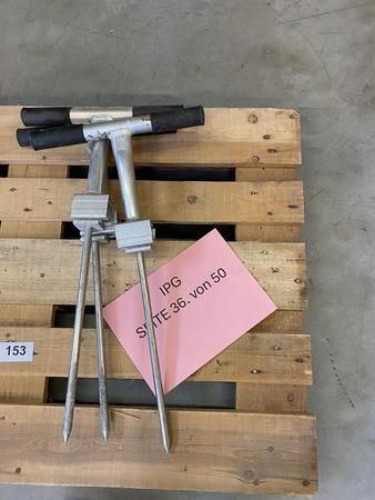 2x Erdnägel für Fußballtore, mit Zughebel 2x Erdnägel für Fußballtore, mit Zughebel