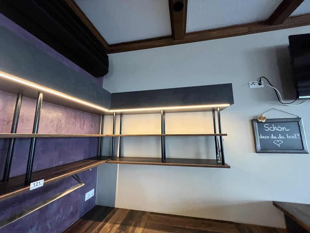 ca. 5 lfm Hängeregale - komplette Barrückwand mit Beleuchtung 80/20 cm