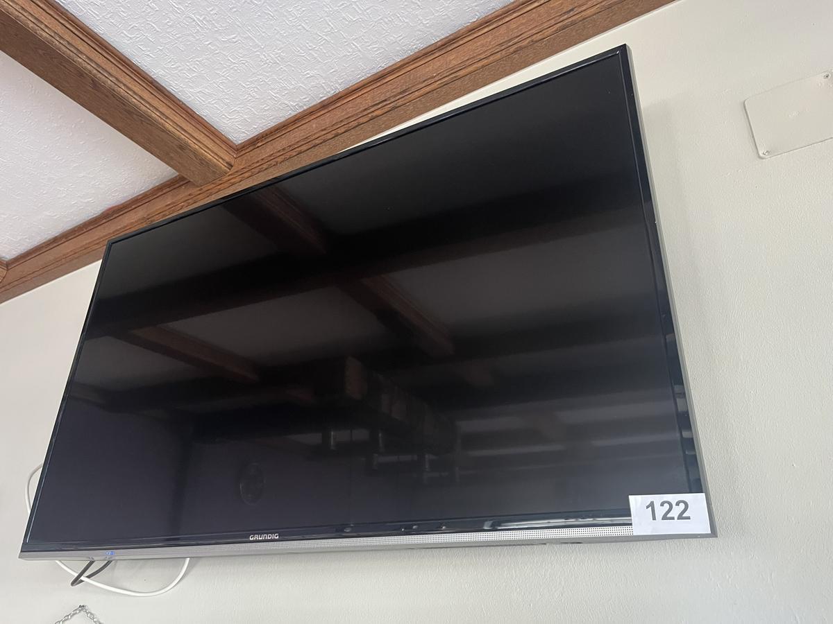 GRUNDIG TV Gerät 120 cm Diagonale mit klappbarer Wandhalterung