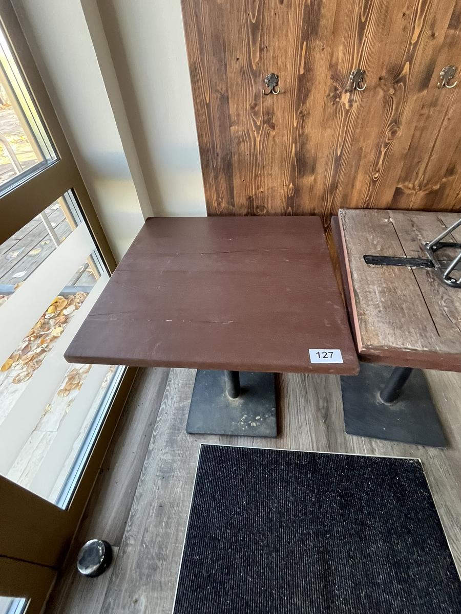 8 Stück Gastrotische je ca. 70 x 70 cm?d=2025-11-07 20:26:16