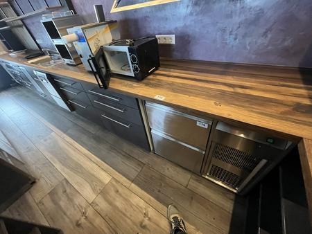 L-förmiger Barverbau ca. 650 cm - 90 cm mit Bareckmodul L-förmiger Barverbau ca. 650 cm - 90 cm mit Bareckmodul