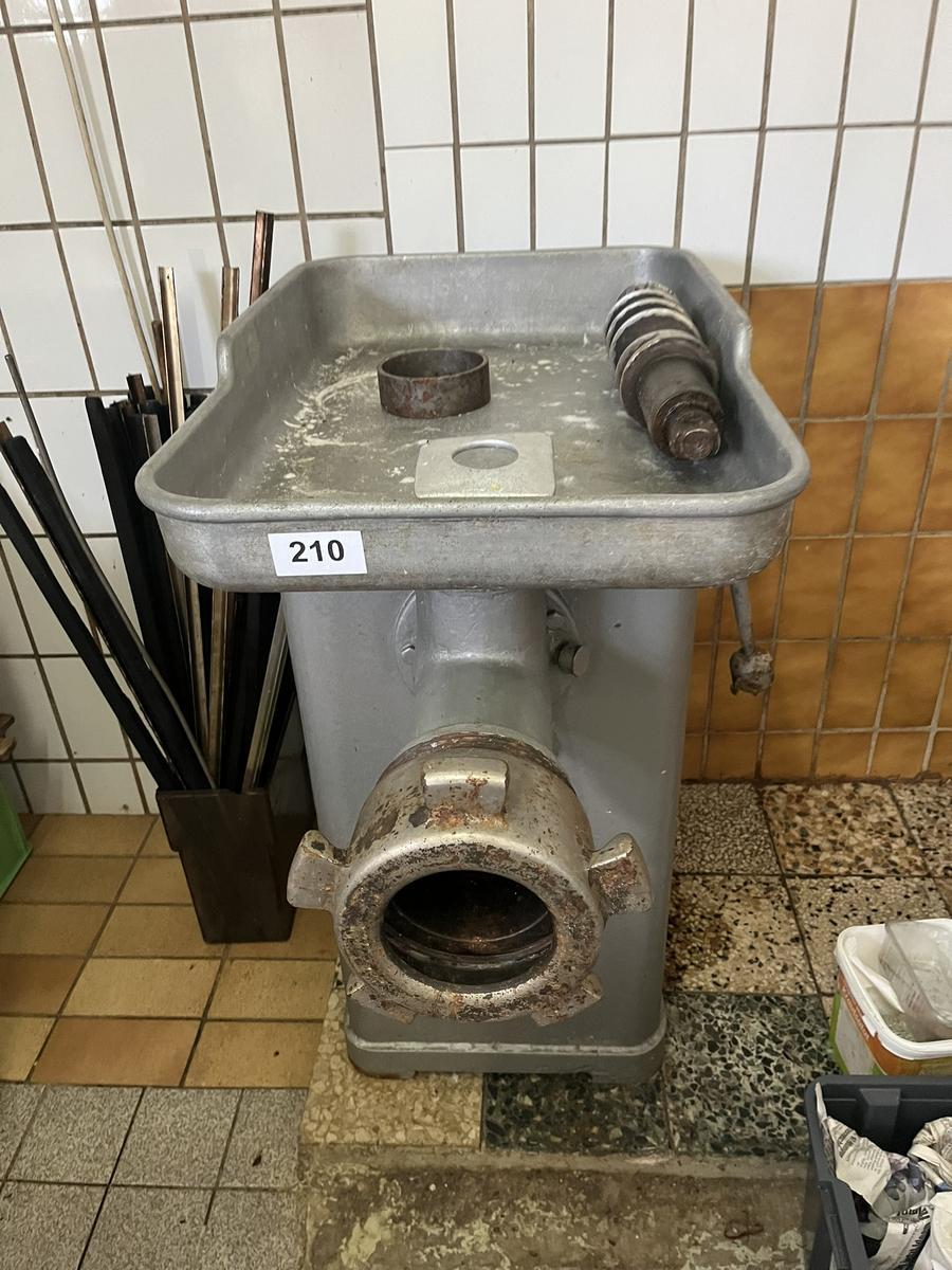 Fleischwolf Getrieb 130 mit umfangreichen Zubehör, Funktion geprüft ca. 90/60/100 cm?d=2025-11-07 21:24:38