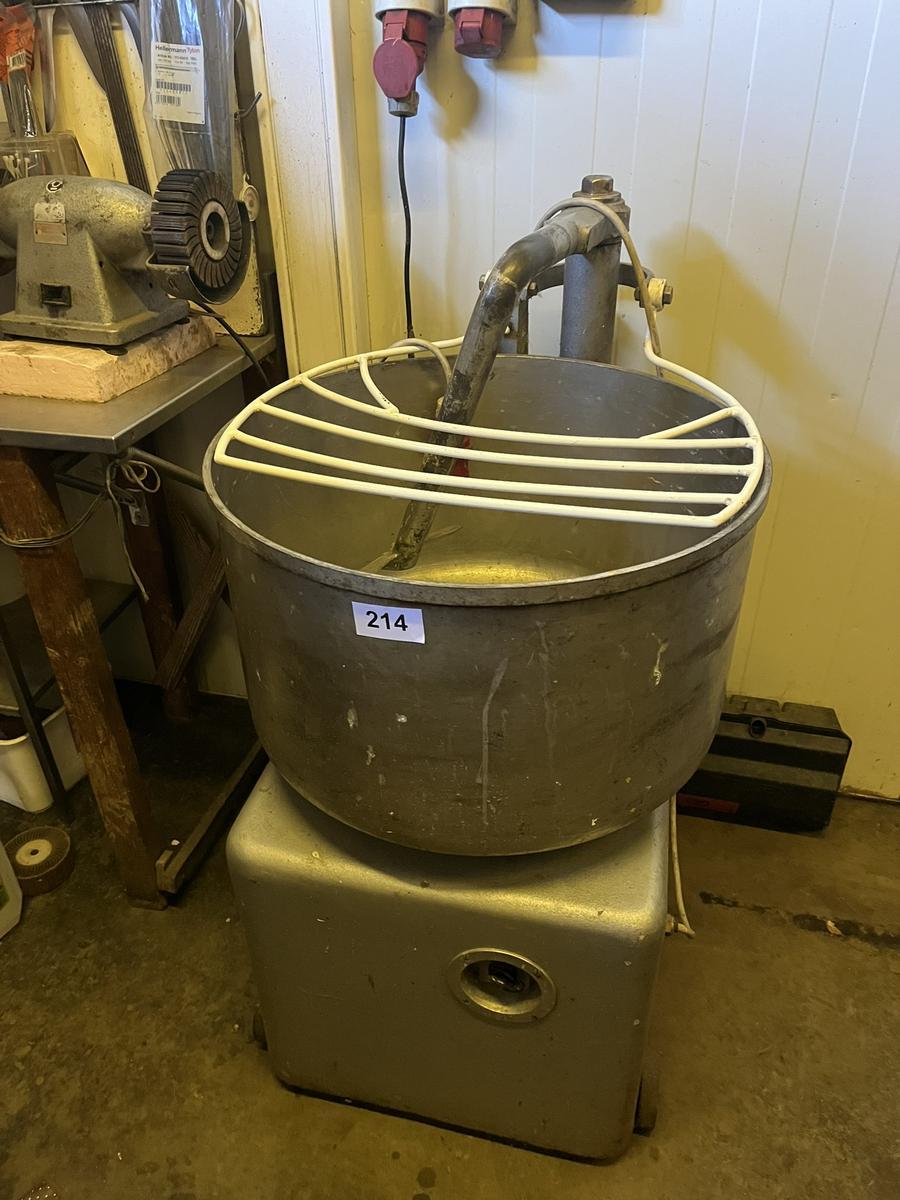 Mischer mit Rührwerk , 380V Innenabm: 60/40 cm , 55/55/100 cm?d=2025-11-07 21:22:53