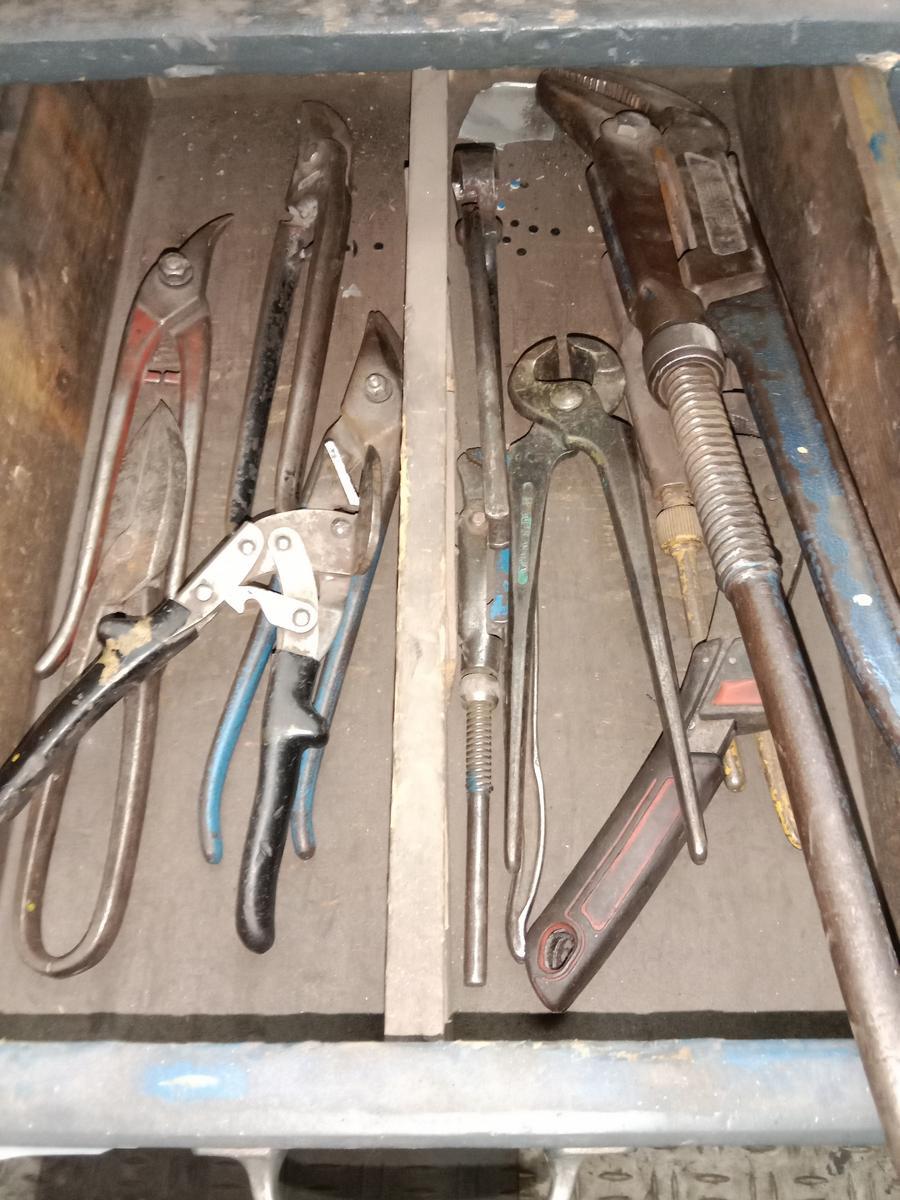 Zangen/Blechscheren usw. kpl. Ladeninhalt?d=2025-11-13 02:40:43