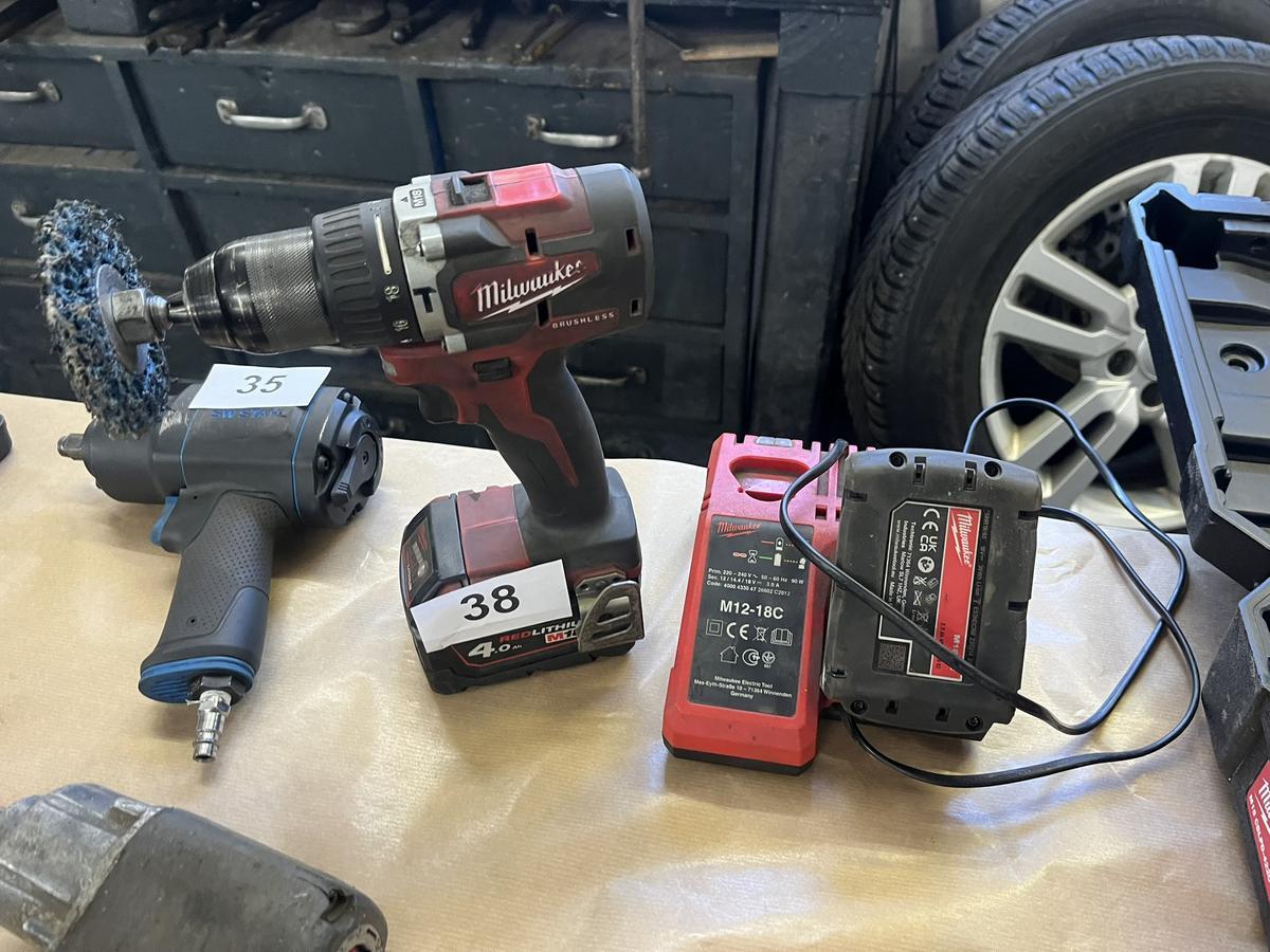 Milwaukee Akkumaschine mit 2 Akkus, 1Ladegerät