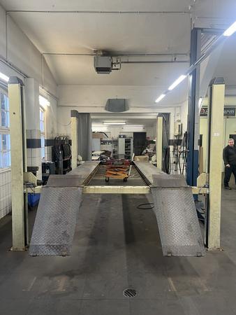 4-Säulen Hebebühne 4.5 to Hubkraft Bj.2015 4-Säulen Hebebühne 4.5 to Hubkraft Bj.2015