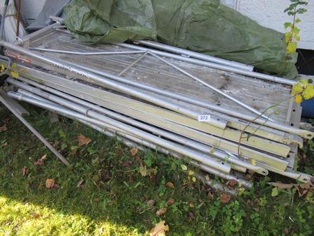 Baugerüst 6 Seitenteile mit je 2m Höhe, 3 Böden, div. Verstrebungen und Leiter Baugerüst 6 Seitenteile mit je 2m Höhe, 3 Böden, div. Verstrebungen und Leiter