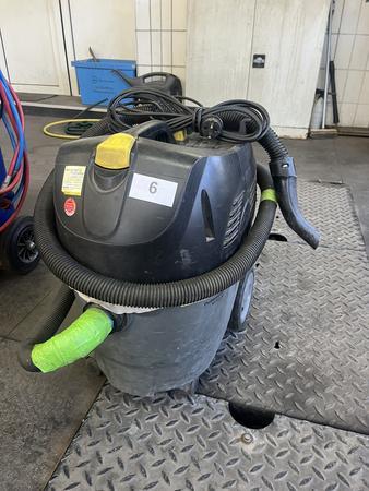 Kärcher Industriestaubsauger 230 V mit Schlauchpaket Kärcher Industriestaubsauger 230 V mit Schlauchpaket