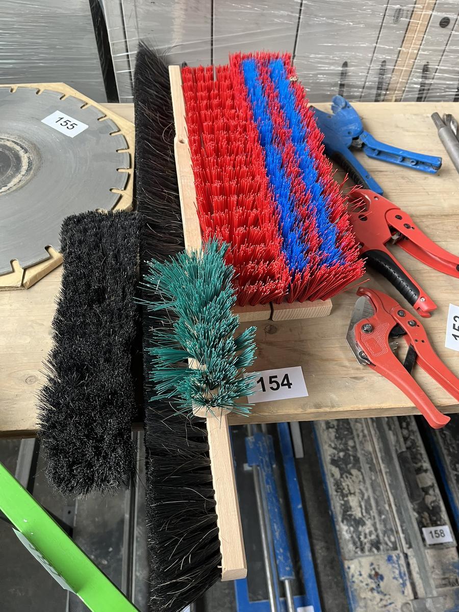 diverse Besen - fabriksneu?d=2025-11-28 15:09:48