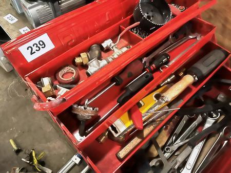 Blech-,Werkzeugkiste befllt mit Handwerkzeugen