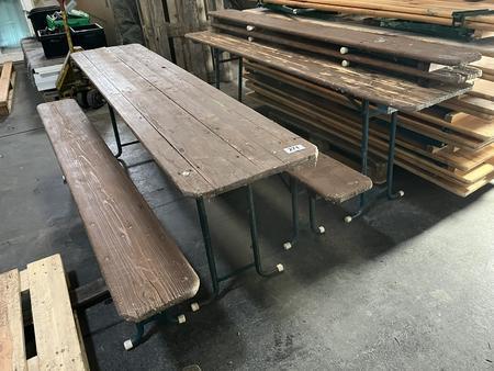 2 Stck Heurigen Garnituren 2 Tische und 4 Bnke