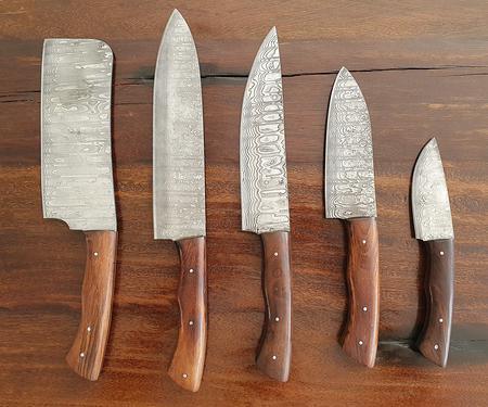 Kochset mit 5 Damast-Messer und schwarzer Lederrolle, Klinge Damaszener Stahl, rund 150 Lagen, charakteristische, rustikale Schmiedeoberflche, Griff Holz braun, Gesamtlngen 330 | 300 | 290 | 250 | 190 mm, Klingenlngen 200 | 180 | 160 | 130 | 90 mm, Kli