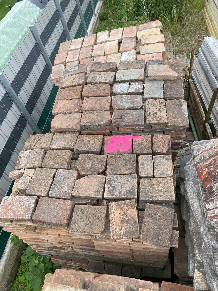 ca.24m2 =2 Pal. antike Ziegelsteine je ca. 24/16/5 cm für Weinkeller usw.?d=2025-11-20 11:26:38